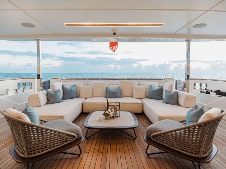 Uthyrning Lyx yacht Custom Line med en båtlicens 