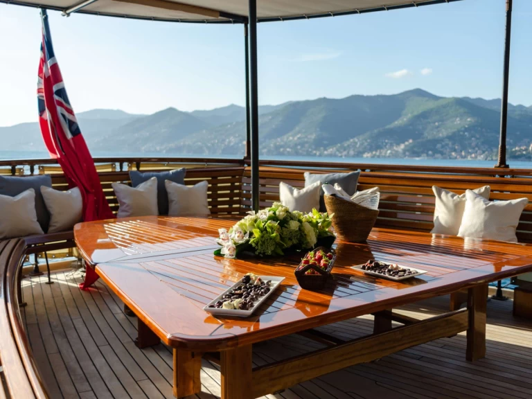 Hyr en  OVER THE RAINBOW OF LONDON Cannes 