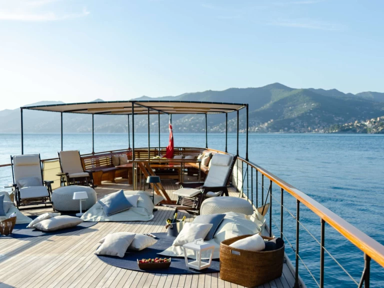 Yacht charter Cannes billig OVER THE RAINBOW OF LONDON