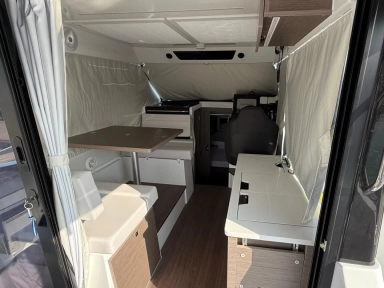 Jeanneau Merry Fisher 895 Serie 2 charter bareboat eller skeppad i Zadar