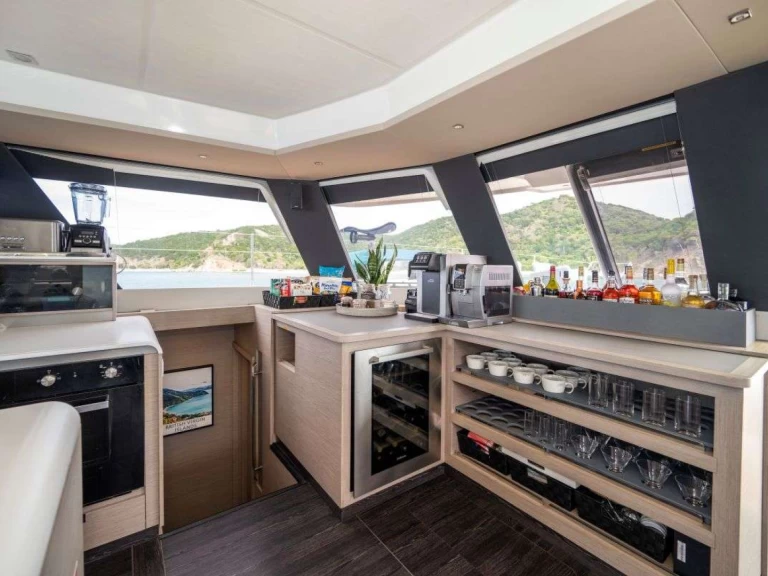 Uthyrning Lyx yacht Fountaine Pajot med en båtlicens 