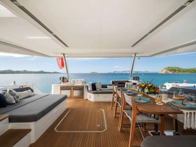 Uthyrning Lyx yacht Fountaine Pajot med en båtlicens 