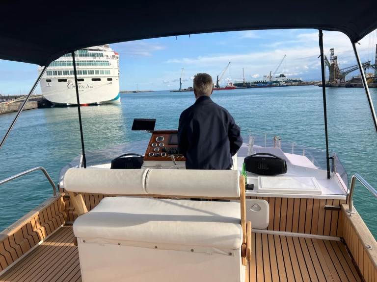 Canados Canados 50 charter bareboat eller skeppad i Catania