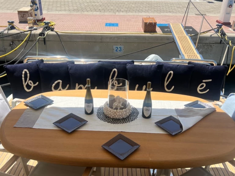 Canados Canados 50 charter bareboat eller skeppad i Castellammare di Stabia