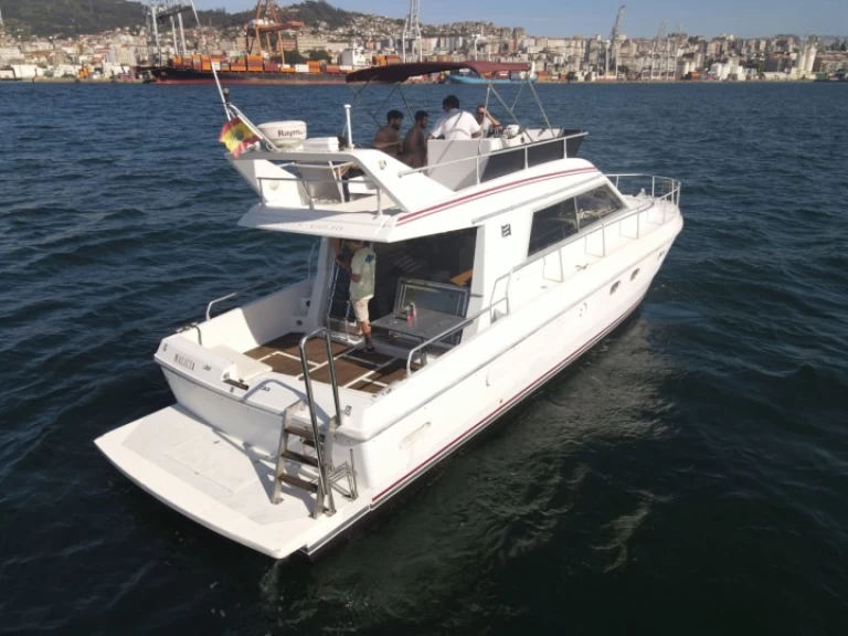 Ferretti Ferretti 39 charter bareboat eller skeppad i Vigo