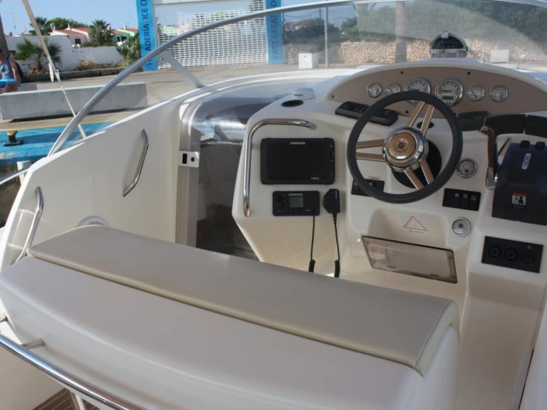 Hyra Motorbåt  med eller utan skeppare Jeanneau Fornells 