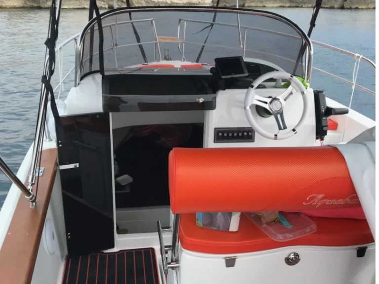 Aquabat SPORT INFINITY 21 charter bareboat eller skeppad i Six-Fours-les-Plages