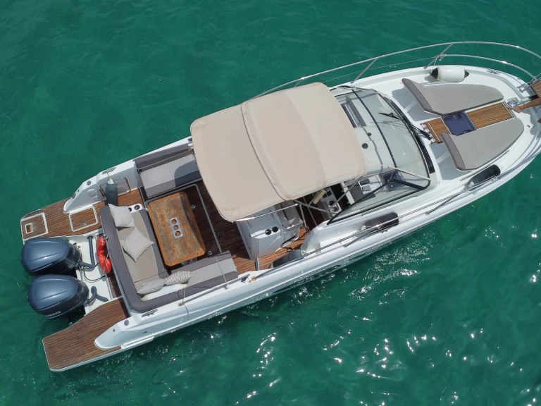 Hyr en Jeanneau Cap Camarat 10.5 WA Puerto Portals 