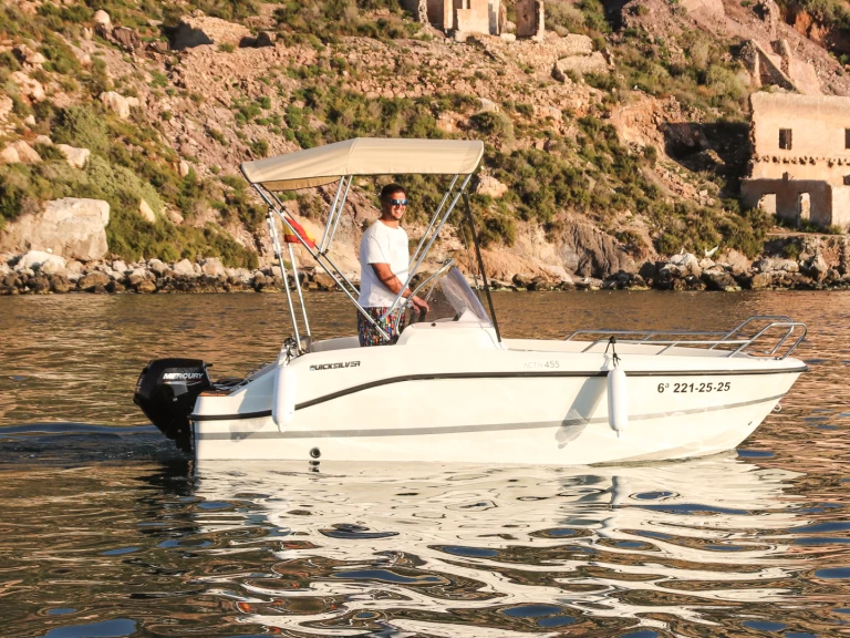 Uthyrning Motorbåt  Quicksilver med en båtlicens 