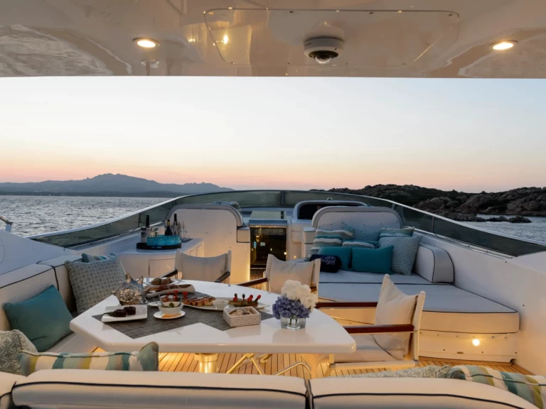 Lyx yacht för uthyrning Poltu Quatu till det bästa priset 