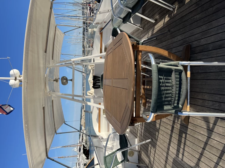 Cantieri Di Pisa Pegasus charter bareboat eller skeppad i Vieux Port de Cannes