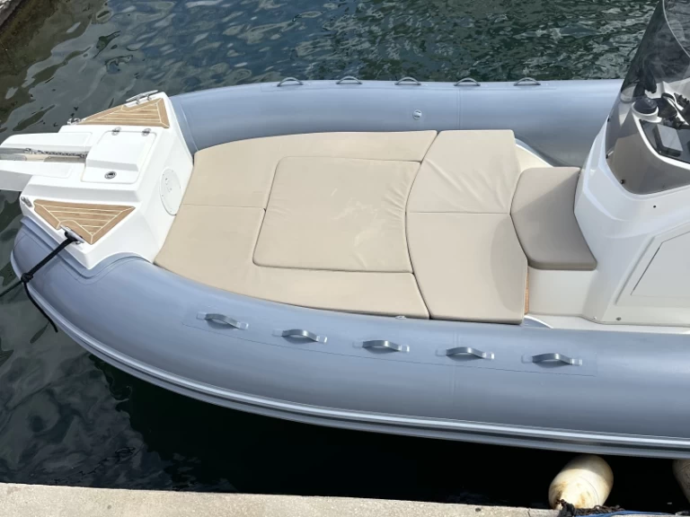 Uthyrning RIB Capelli med en båtlicens 