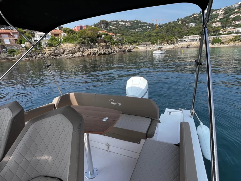 Uthyrning Motorbåt  Ranieri med en båtlicens 