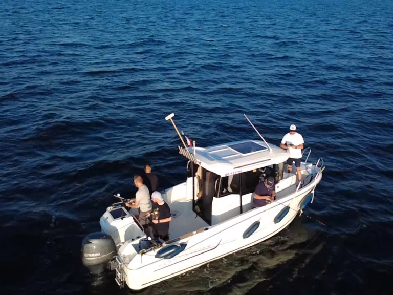 Jeanneau Merry Fisher 695 Marlin charter bareboat eller skeppad i Dieppe