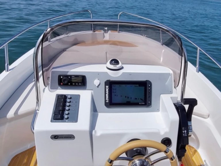  Motorboat A charter bareboat eller skeppad i Porto San Giorgio