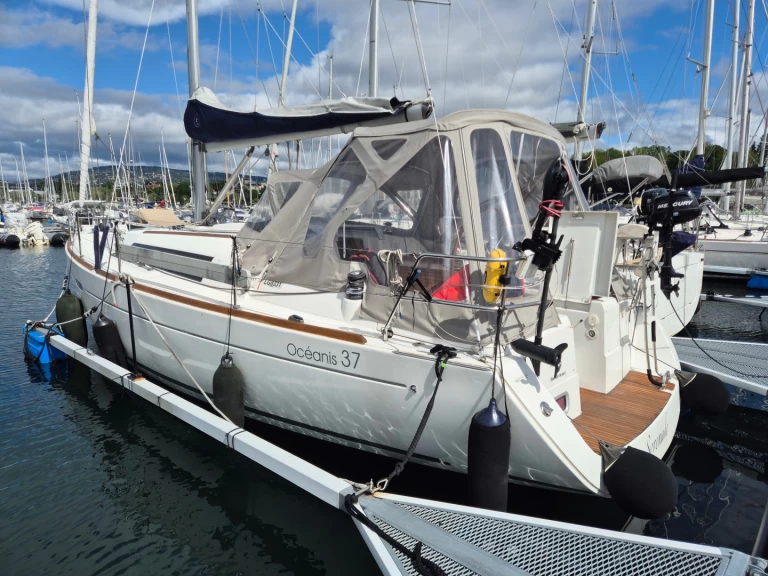 Bénéteau Oceanis 37 charter bareboat eller skeppad i Hjellestad