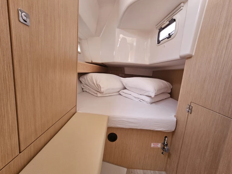 Bavaria Cruiser 34 charter bareboat eller skeppad i Biograd Na Moru