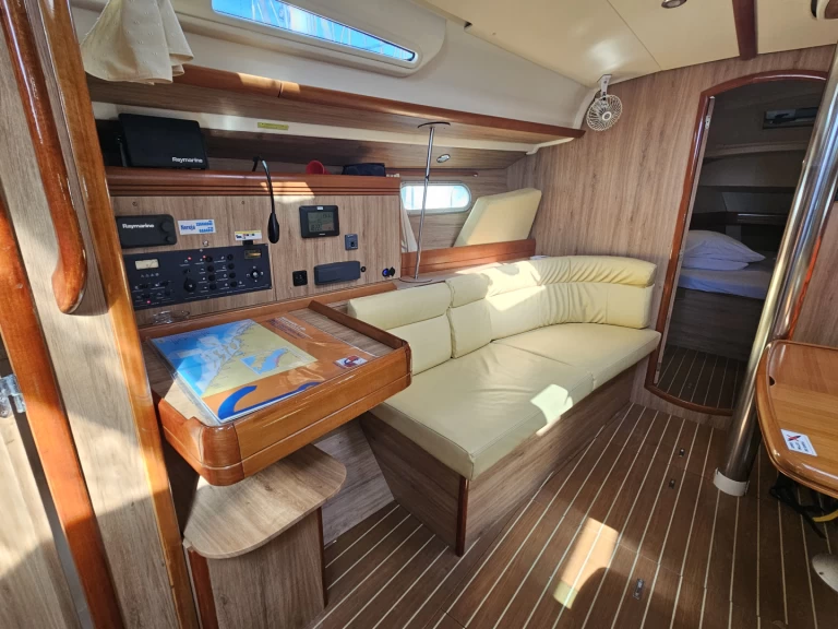 Jeanneau Sun Odyssey 42i charter bareboat eller skeppad i Biograd Na Moru