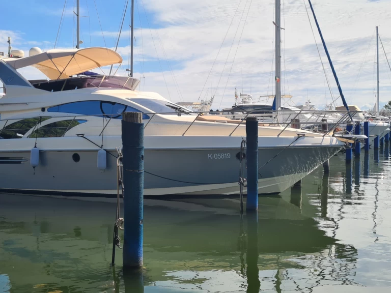 Uthyrning Motorbåt  Azimut med en båtlicens 