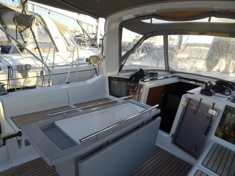 Hyr en Bénéteau Oceanis 41.1 Alimos 