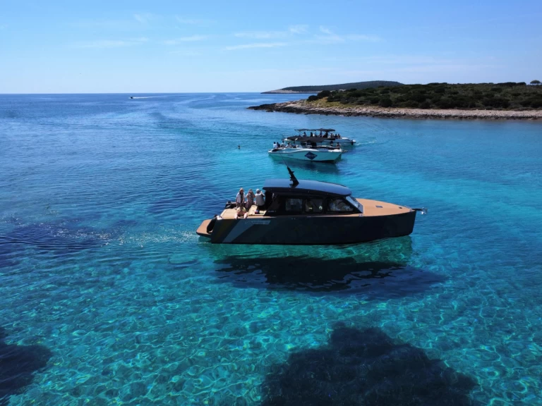 Colnago Colnago 35 charter bareboat eller skeppad i Hvar