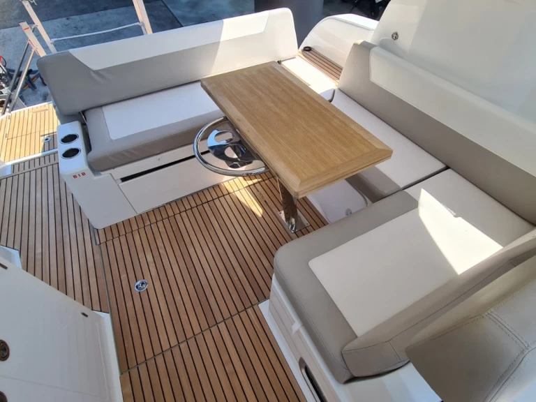 Uthyrning Motorbåt  Bénéteau med en båtlicens 