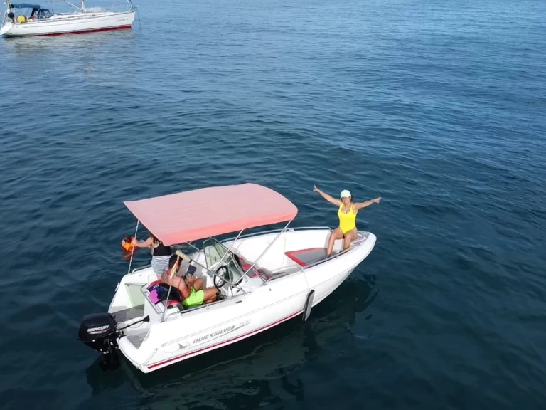 Uthyrning Motorbåt  Quicksilver med en båtlicens 