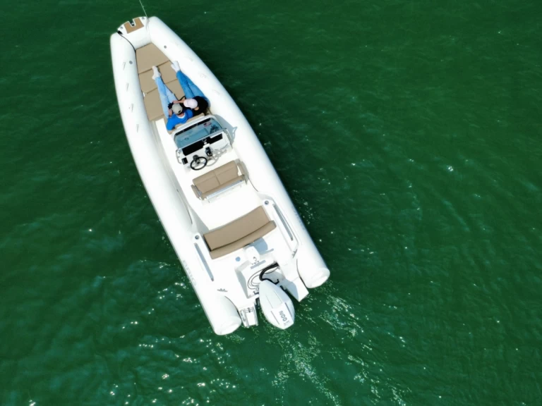 Uthyrning RIB Brig med en båtlicens 