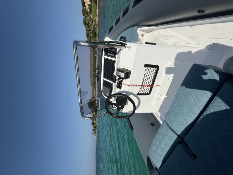 Ranieri Cayman 26 Sport charter bareboat eller skeppad i Portisco