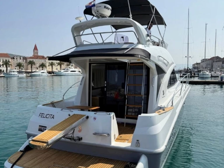 Bénéteau Antares 36 charter bareboat eller skeppad i Trogir 