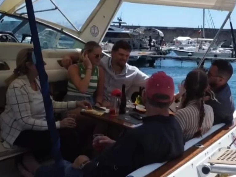 Sea Ray Sea Ray 300 Sundancer charter bareboat eller skeppad i Sorrento