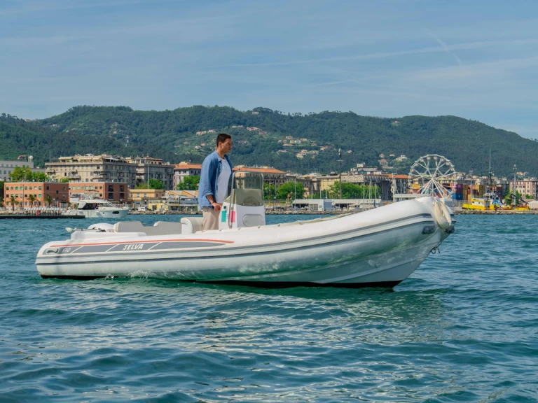 Selva-Marine Selva Marine 570 charter bareboat eller skeppad i La Spezia