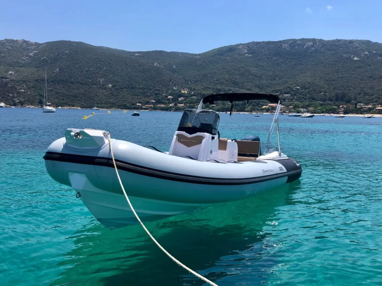 Ranieri Cayman 21 Sport charter bareboat eller skeppad i Campomoro