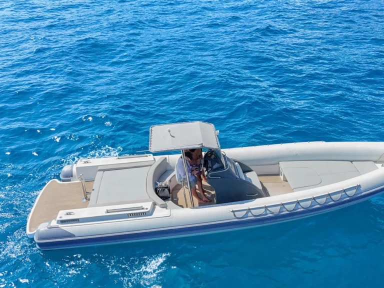 Uthyrning RIB Top Marine med en båtlicens 