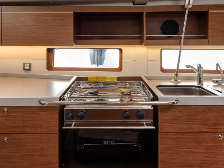 Bénéteau Oceanis 46.1 charter bareboat eller skeppad i Cannigione