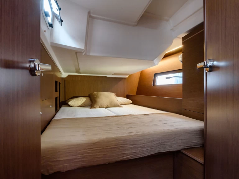 Bénéteau Oceanis 46.1 charter bareboat eller skeppad i Cannigione