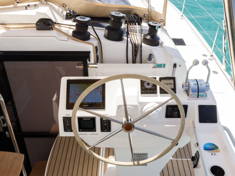 Hyra Katamaran  med eller utan skeppare Fountaine Pajot Alimos 