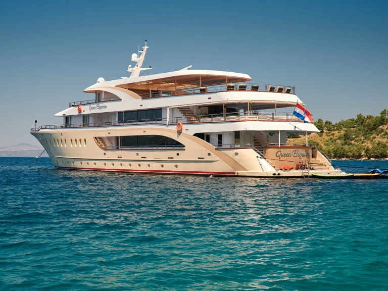Hyr en  Motoryacht Queen Eleganza Split  