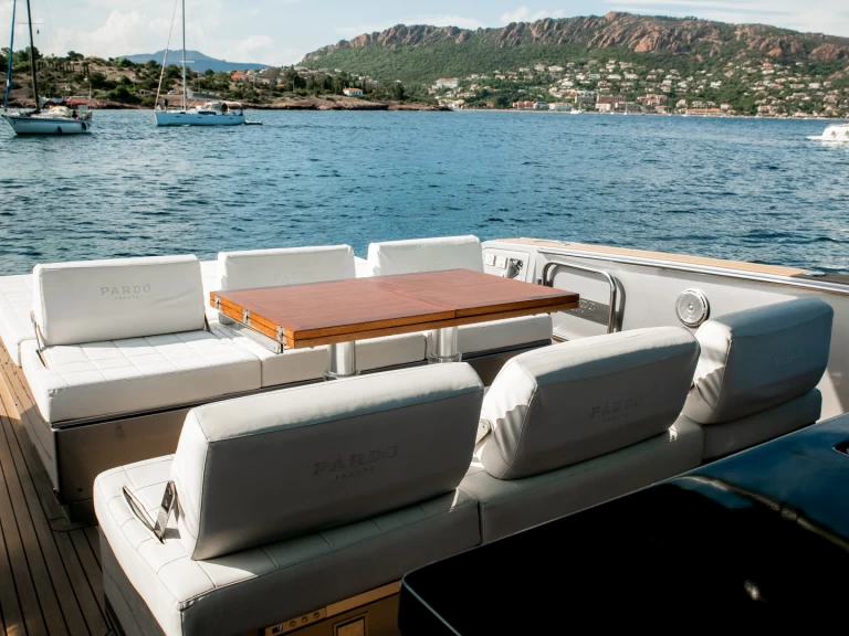 Pardo Yachts Pardo 43 charter bareboat eller skeppad i Cannes