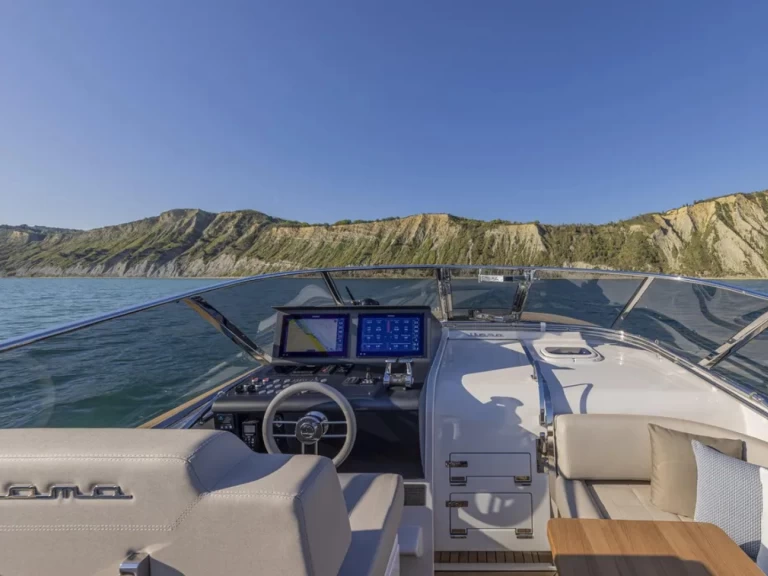 Uthyrning Motorbåt  Itama med en båtlicens 