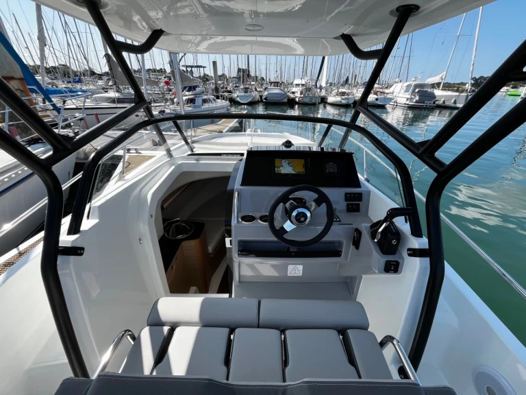 Jeanneau Cap Camarat 7.5 WA charter bareboat eller skeppad i Port la Forêt