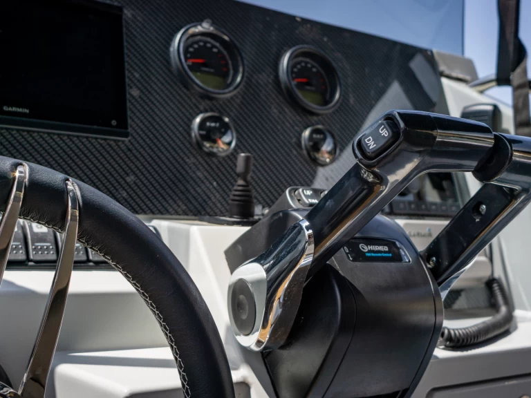 Italboats Stingher 28GT charter bareboat eller skeppad i Altea