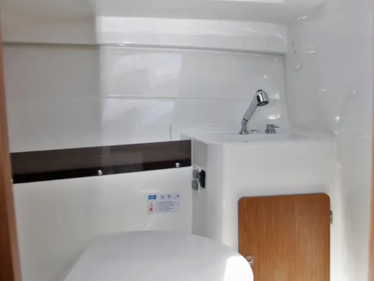 Bénéteau Antares 8 charter bareboat eller skeppad i Port d'Alcudia