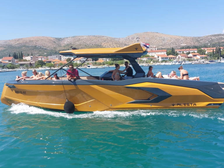 Hyr en Alesta Marine Raptor parasailing Split  