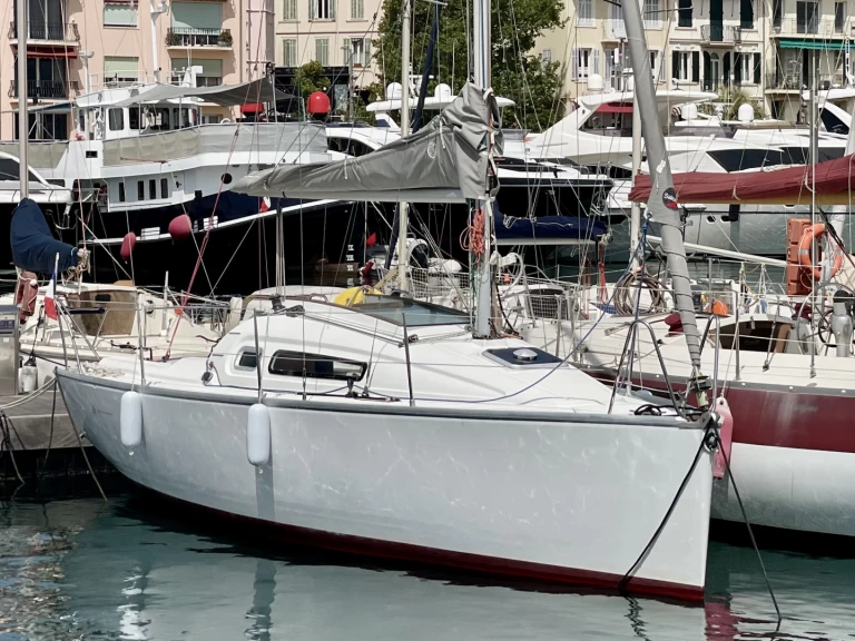 Jeanneau Sun Fast 26 charter bareboat eller skeppad i Cannes
