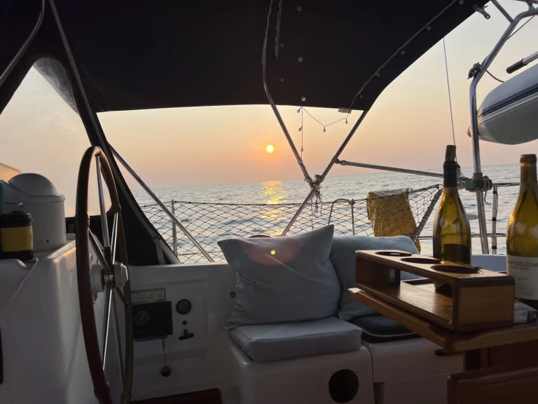 Uthyrning Segelbåt  Jeanneau med en båtlicens 