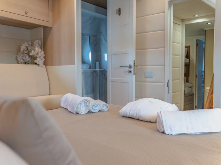 Benetti Benetti 72 charter bareboat eller skeppad i Salerno