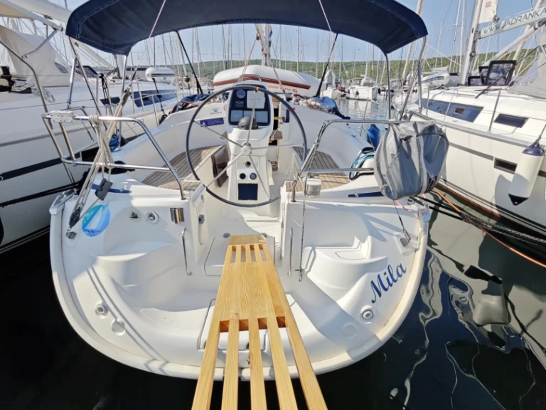 Hyr en Bavaria Bavaria 30 Cruiser Punat 
