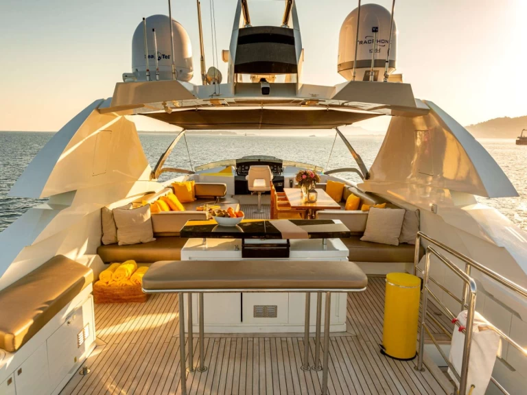 Hyr en Peri Yachts Quantum Cannes 
