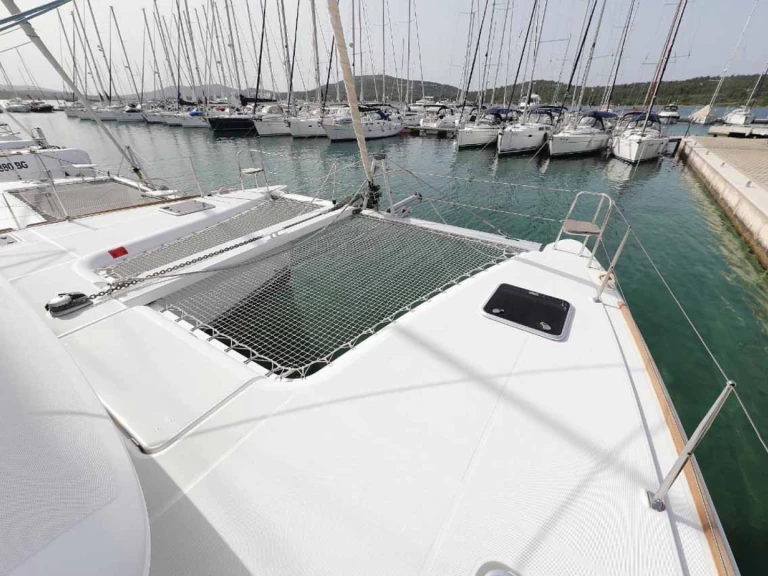 Lagoon Lagoon 400 charter bareboat eller skeppad i Pula 